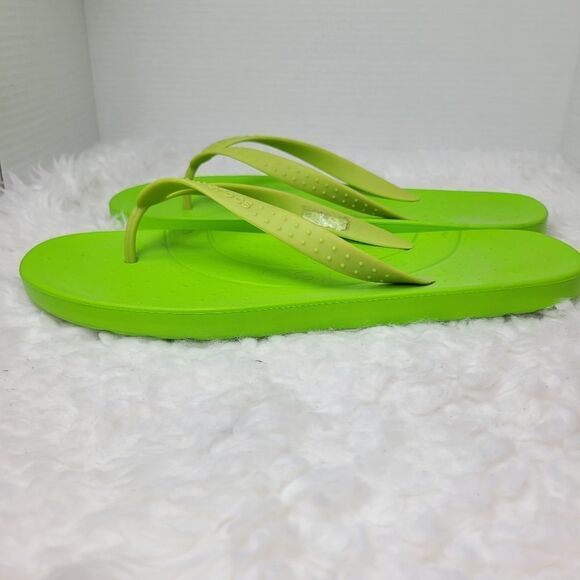 Crocs Chawaii Men's Size 11 Flip Flops Thongs Volt Green Beach Comfort - Picture 3 of 11